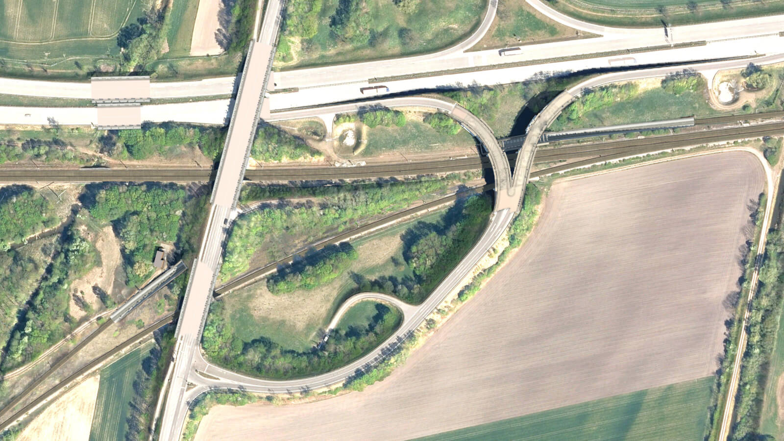 Luftaufnahme der Gesamtansicht des Erdinger Ringschlusses mit Straßen und Gleisen.
